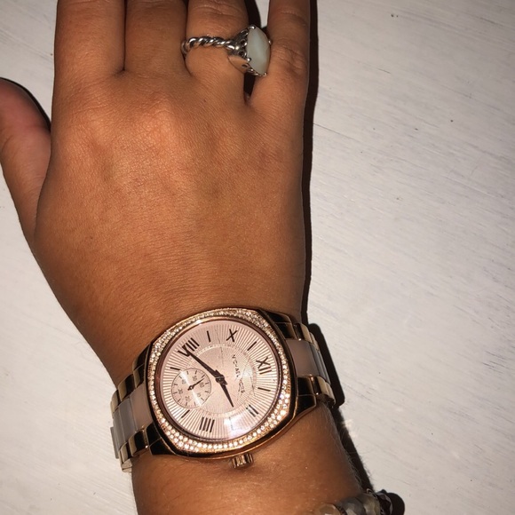 Michael Kors rose gold watch. - Picture 3 of 4